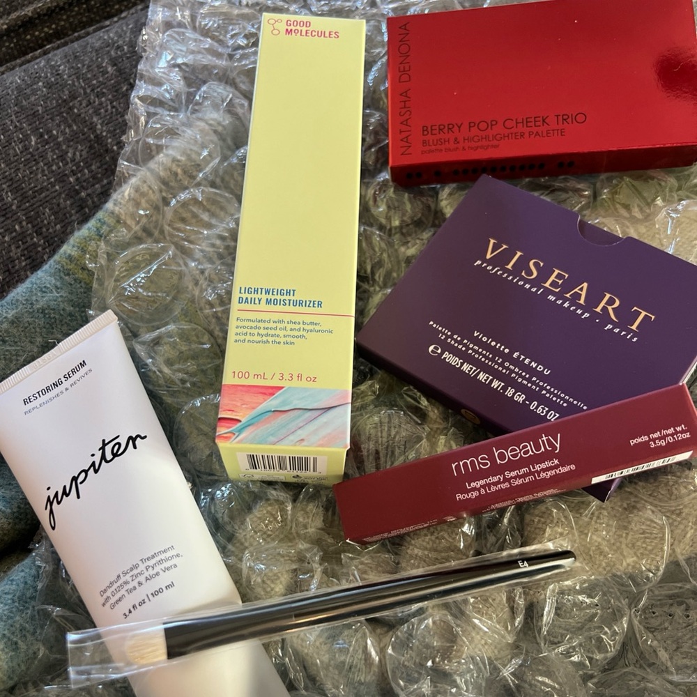 2025 luckybag from Beautylish. NIB. Will ship next day.